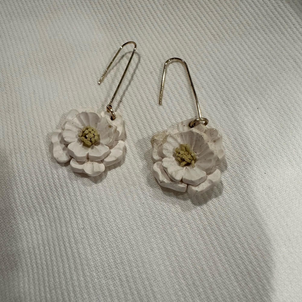 Elegant Floral Drop Earrings in White and Gold